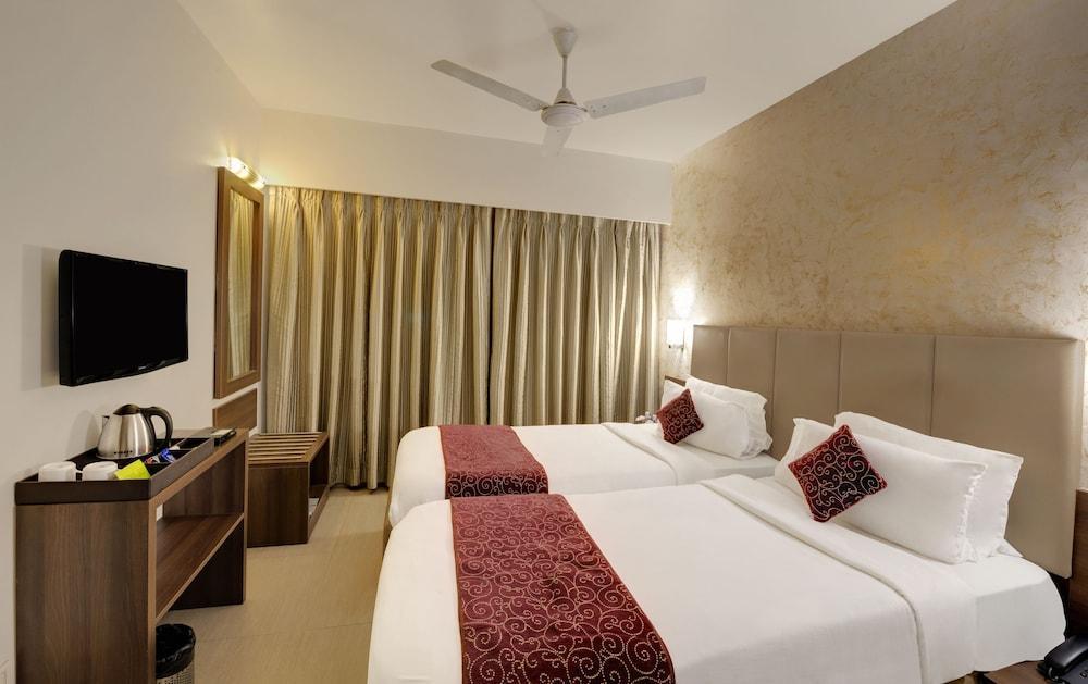 Central Beacon Hotel Surat Exterior foto
