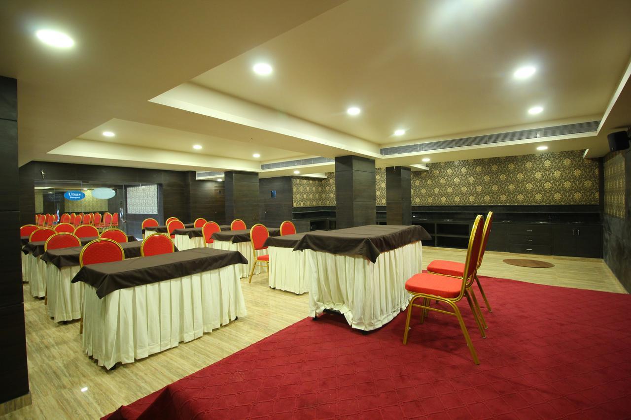 Central Beacon Hotel Surat Exterior foto