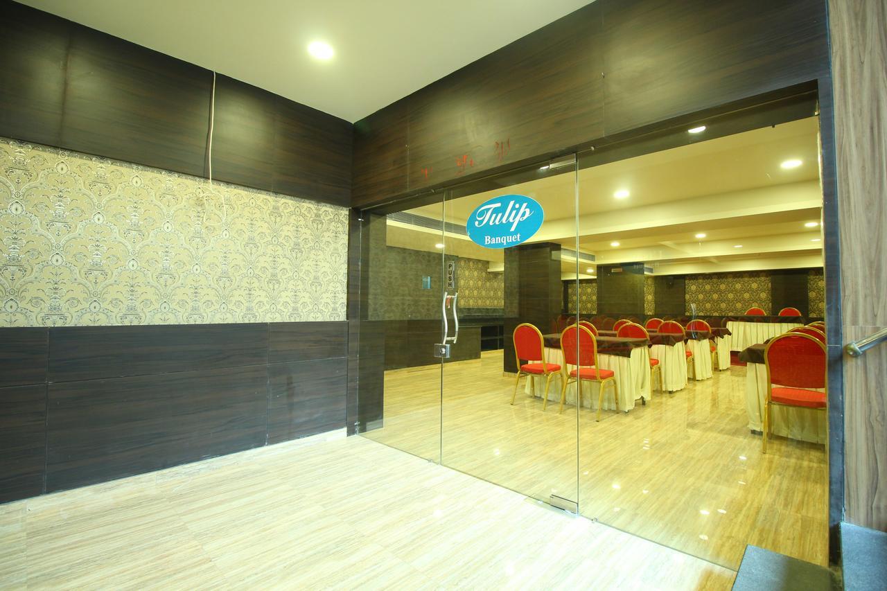Central Beacon Hotel Surat Exterior foto