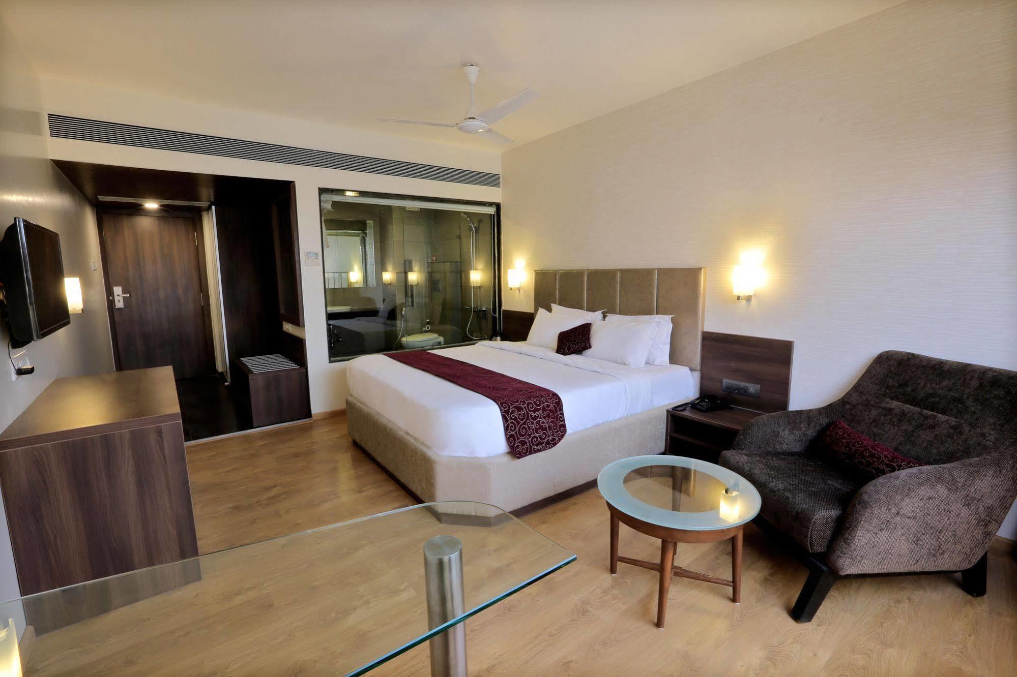 Central Beacon Hotel Surat Exterior foto