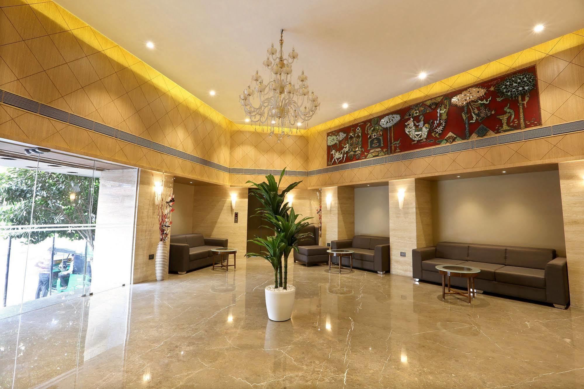 Central Beacon Hotel Surat Exterior foto